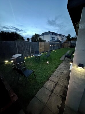Outdoor dining - Bright Richmond Family Home • Garden & Parking (Richmond)