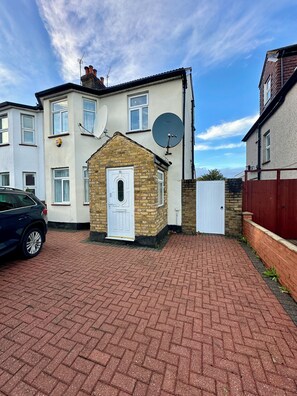 Exterior - Bright Richmond Family Home • Garden & Parking (Richmond)