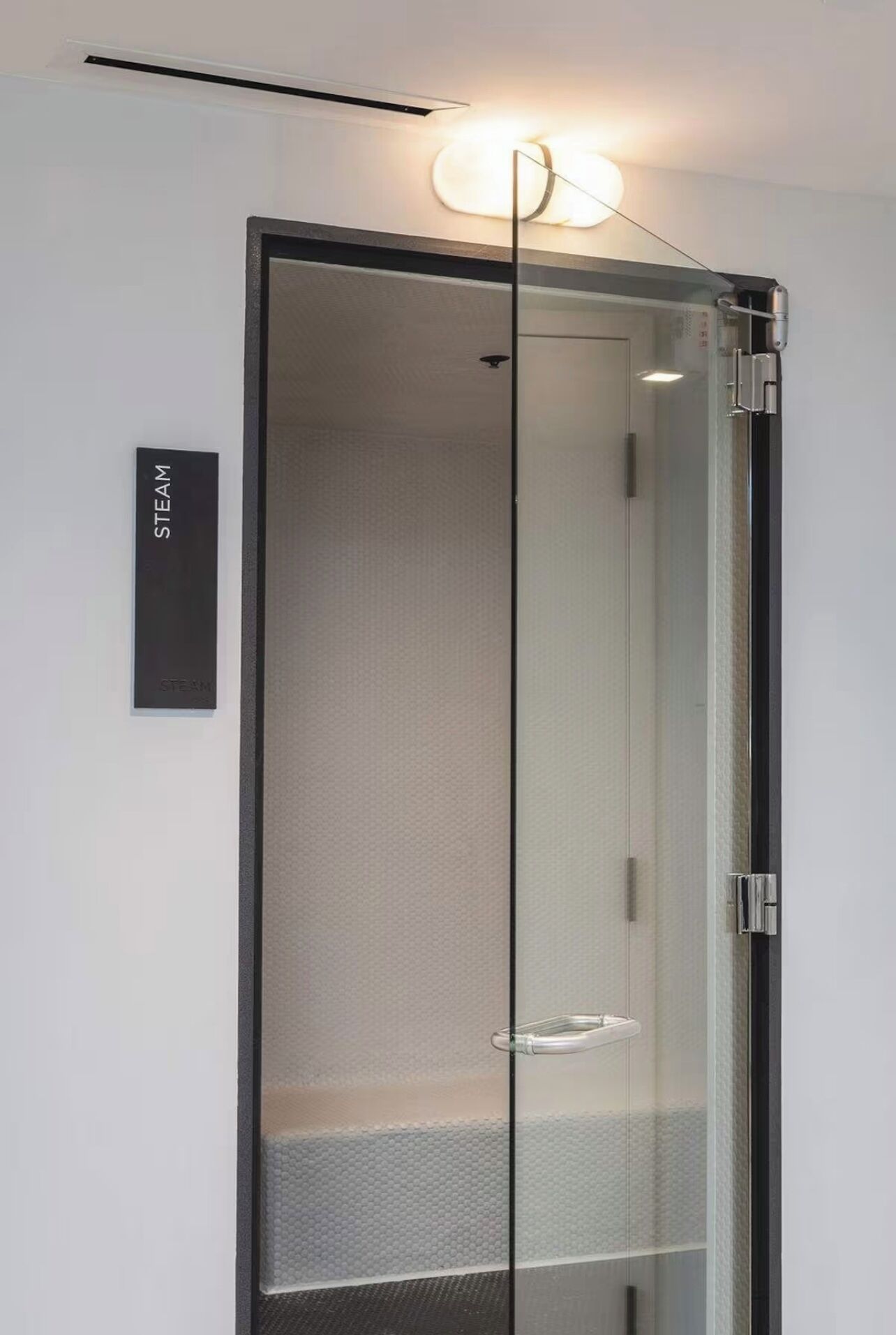 1 treatment room, massages