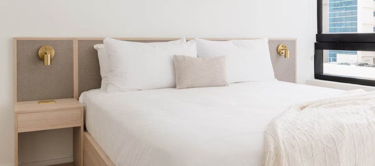 City-Studio, 1 King-Bett, Küche, Stadtblick | Schreibtisch, laptopgeeigneter Arbeitsplatz, schallisolierte Zimmer