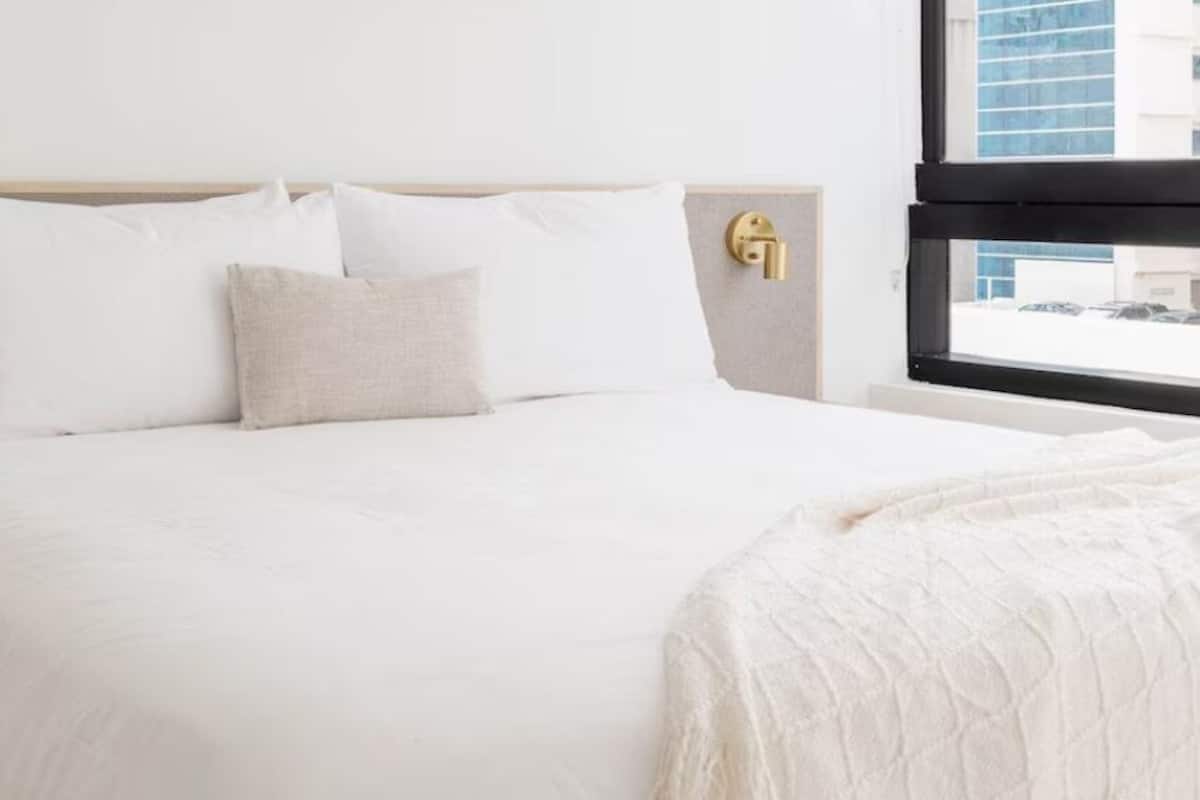 City-Studio, 1 King-Bett, Küche, Stadtblick | Schreibtisch, laptopgeeigneter Arbeitsplatz, schallisolierte Zimmer