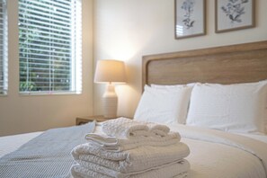 3 bedrooms, iron/ironing board, travel cot, free WiFi - Rooftop Retreat w/ Stunning Views | Ballard Gem (Seattle)