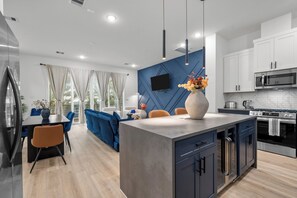 Fridge, microwave, oven, stovetop - Midtown 6BD Haven + Private Jacuzzi (Houston)