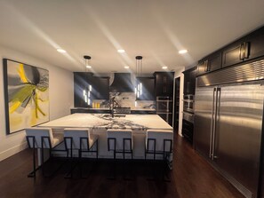 Microwave, oven, stovetop, dishwasher - Wonderful 5-bedroom house in Atlanta (Atlanta)