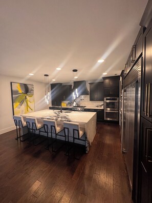 Micro-ondes, four, plaque de cuisson, lave-vaisselle