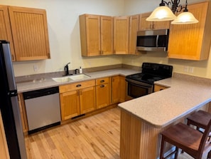 ثلاجة، ميكروويف، فرن، موقد طهي مسطح