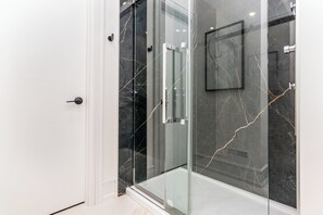 Douche, baignoire à jets, sèche-cheveux, bidet