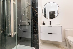 Douche, baignoire à remous, séchoir à cheveux, bidet