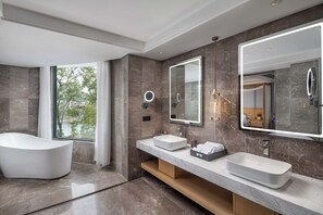 ห้องโรแมนติกดับเบิล | อ่างอาบน้ำแบบแช่ตัว