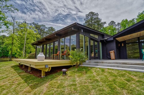 Amazing 6 br 4 bath private lake house, includ guest house, 20 min from Atlanta