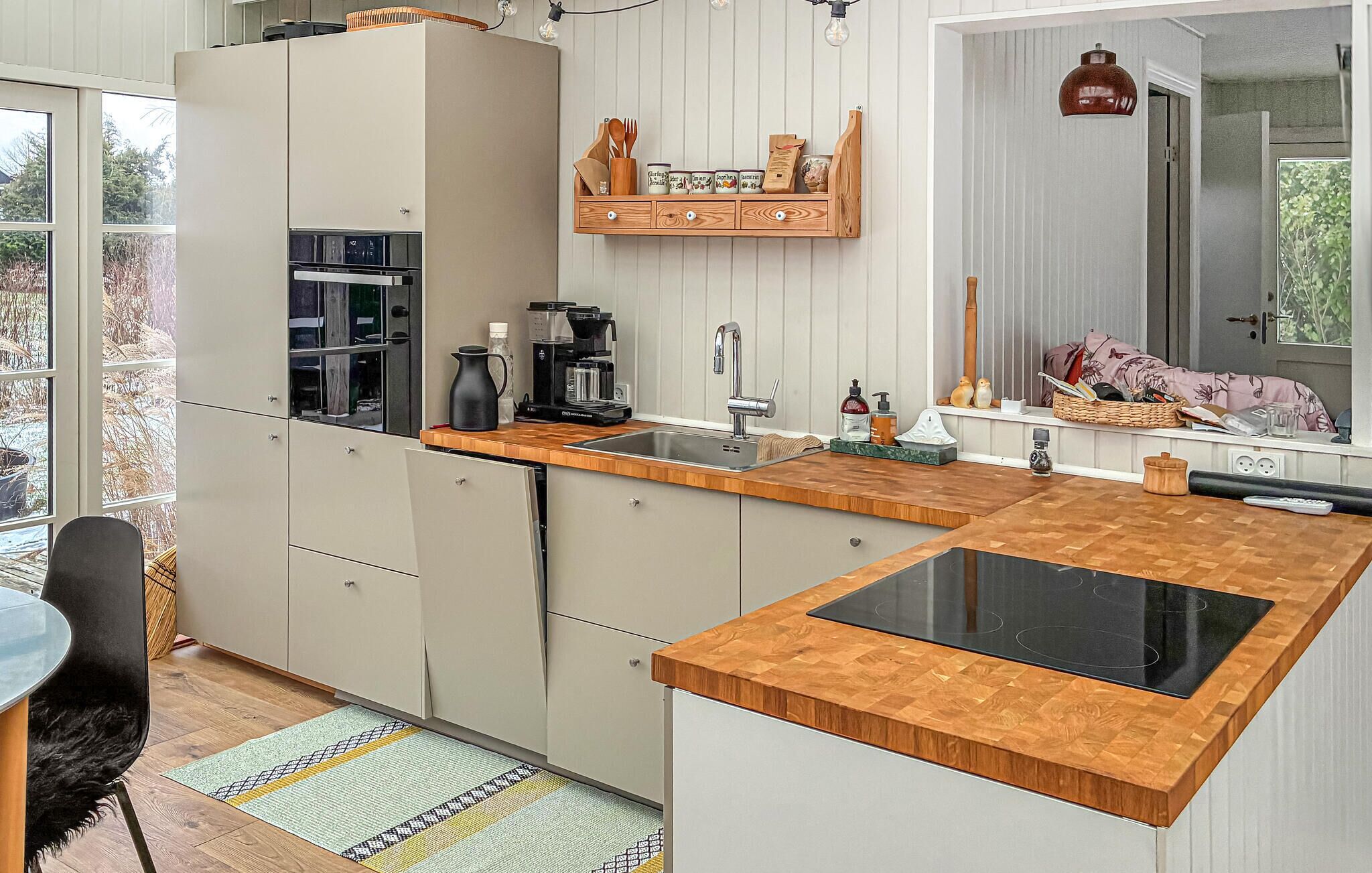 Kjøleskap, kokeplater, oppvaskmaskin og kaffetrakter/tekoker