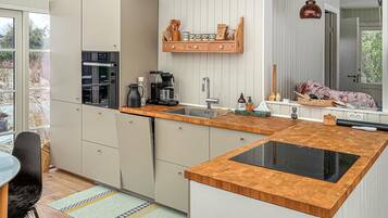 Kjøleskap, kokeplater, oppvaskmaskin og kaffetrakter/tekoker