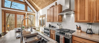 3 BR Chalet: Private Creek, Hot Tub, Game Room & 11 Mins to Boone!