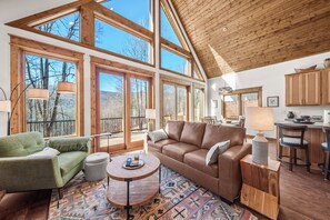 Een televisie en een open haard