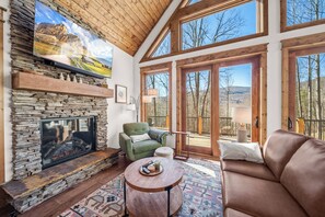 Een televisie en een open haard