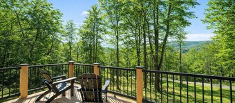 3 BR Chalet: Private Creek, Hot Tub, Game Room & 11 Mins to Boone!