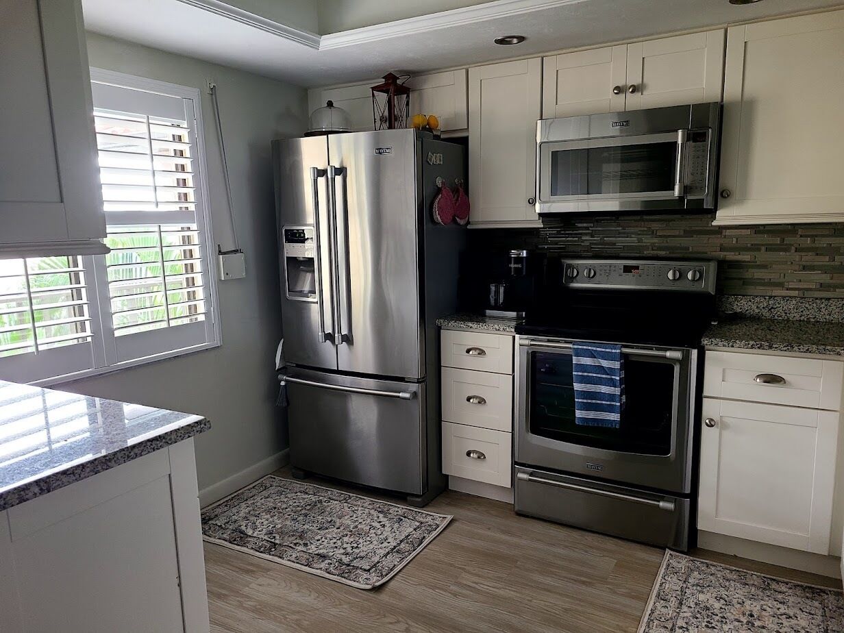 Réfrigérateur, micro-ondes, four, plaque de cuisson