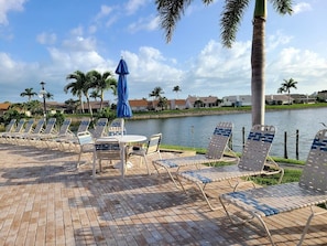 Outdoor dining - Sand and Sun 3 miles to FMB and 5 miles to Sanibel (Fort Myers)