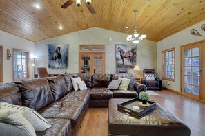 Televisión, chimenea, futbolito y libros 