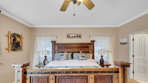 3 bedrooms, desk, iron/ironing board, travel cot - Pine Grove Retreat for 10 | Game Room + Fire Pit (Pine Grove)