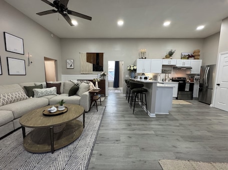 Smart TV, books. The Penthouse Flat - 3bd/1ba, Laundry, Pet-Friendly