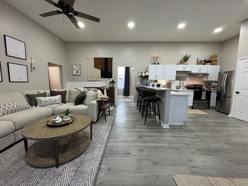 The Penthouse Flat - 3bd/1ba, Laundry, Pet-Friendly