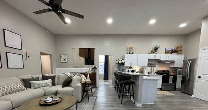 The Penthouse Flat - 3bd/1ba, Laundry, Pet-Friendly