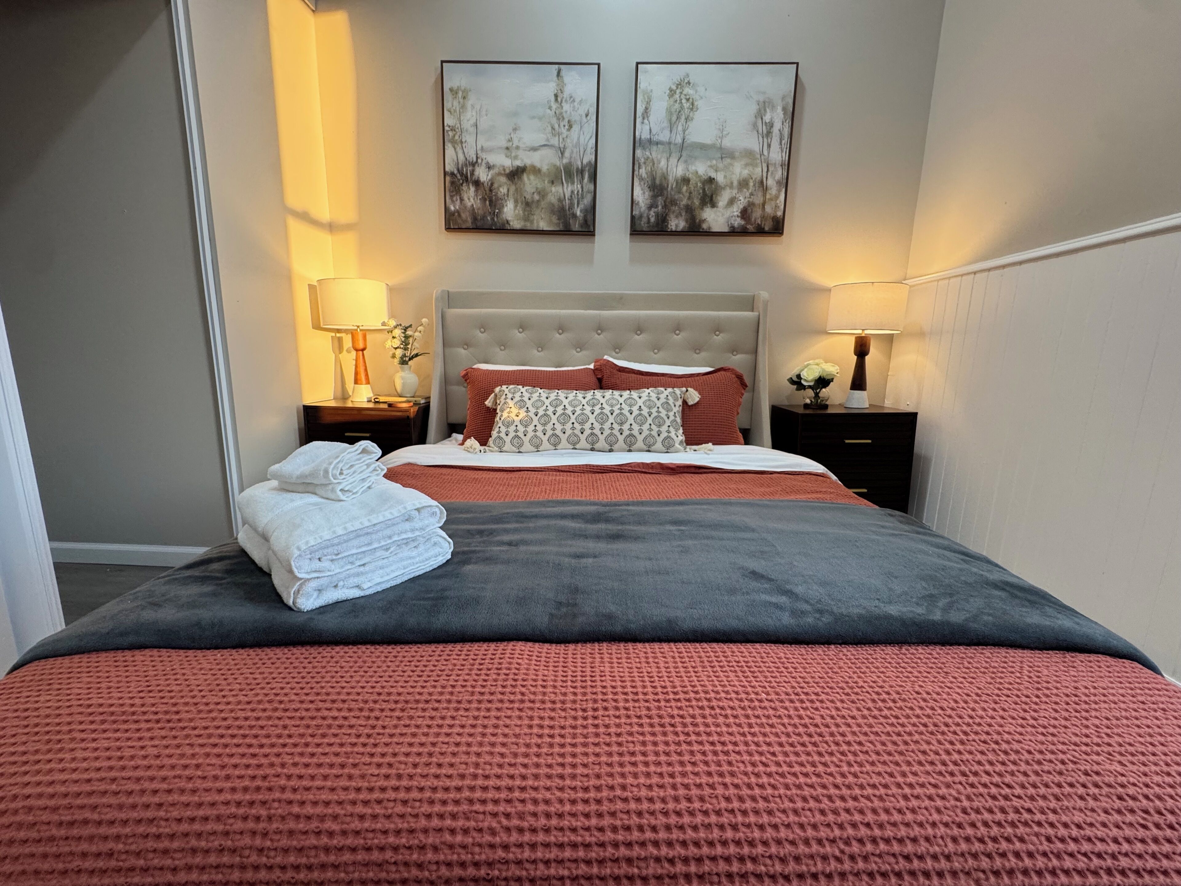 Silitysrauta/-lauta, Wi-Fi, vuodevaatteet