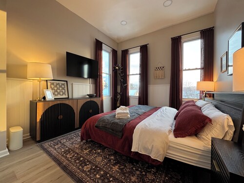 The Penthouse Flat - 3bd/1ba, Laundry, Pet-Friendly