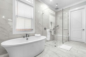 Shower, hair dryer, towels - 5960 Sunset Beach: 4BR Beachfront Home w/ Pool! (Fort Myers Beach)