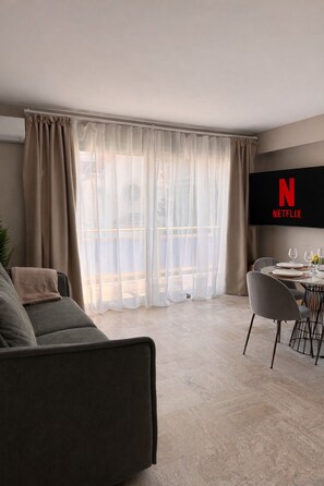 TV - Charming apartment overlooking the church. 3 minutes from the beach! (Cannes)