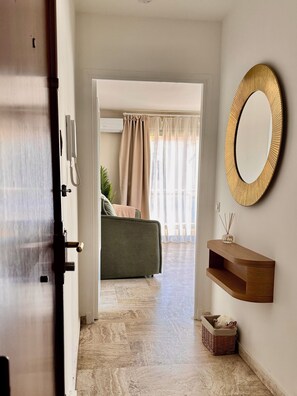 Interior - Charming apartment overlooking the church. 3 minutes from the beach! (Cannes)