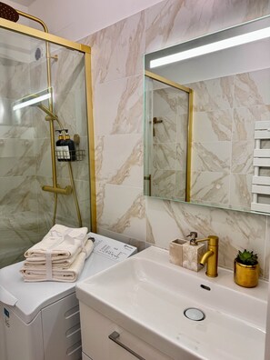 Shower, hair dryer, towels, soap - Charming apartment overlooking the church. 3 minutes from the beach! (Cannes)