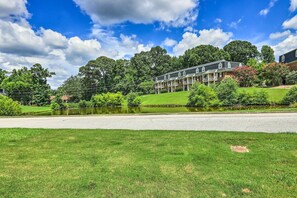 Property grounds - War Eagle Weekends Start Here – Stylish Auburn Condo (Auburn)