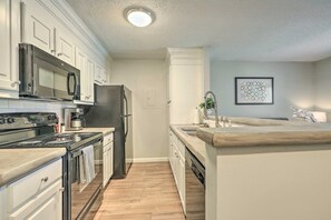 Microwave, oven, stovetop, dishwasher - War Eagle Weekends Start Here – Stylish Auburn Condo (Auburn)