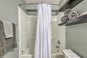 Sèche-cheveux, serviettes fournies, savon, papier toilette