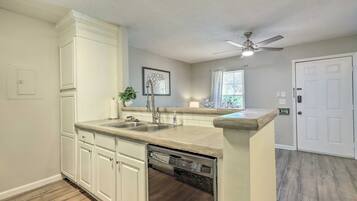 Microondas, horno, placa de cocina y lavavajillas