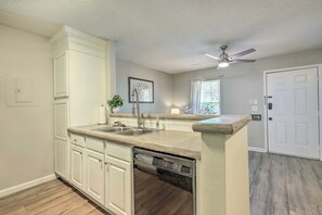 Microwave, oven, stovetop, dishwasher - War Eagle Weekends Start Here – Stylish Auburn Condo (Auburn)