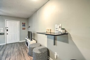 Interior - War Eagle Weekends Start Here – Stylish Auburn Condo (Auburn)