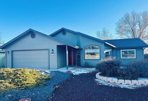 Exterior - 3-bedroom house, perfect location, amazing views (Flagstaff)