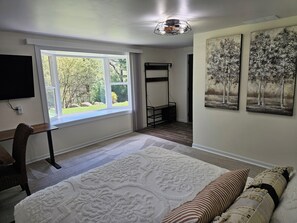 Desk, free WiFi, bed sheets - 5-bedroom cabin - Where peaceful vacationing meets nearby adventures  (Wisconsin Dells)