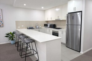 Microwave, oven, stovetop, dishwasher - Cosy 2BR Stay apartment - Near Parramatta/Westmead Hospital (Northmead)