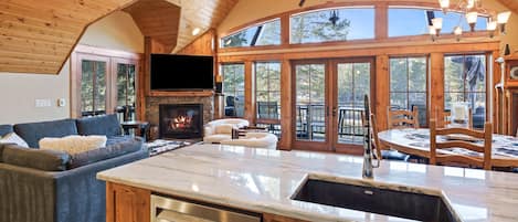 Smart TV, chimenea y futbolito