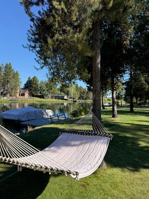 Property grounds - Deschutes Reserve- Riverfront Home with Hot Tub (Sunriver)