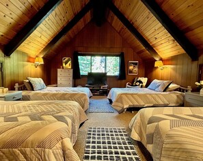 Room - Cozy, family friendly cabin in Chamberlands. Sleeps 10! (Tahoma)