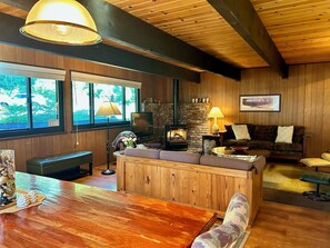 Living area - Cozy, family friendly cabin in Chamberlands. Sleeps 10! (Tahoma)