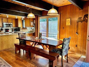 Dining - Cozy, family friendly cabin in Chamberlands. Sleeps 10! (Tahoma)