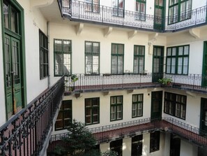 Ein mehrstöckiges Gebäude mit Balkonen und Geländern.
