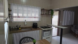 Private kitchen - Practical and cozy house in Vila Velha (2 guests) (Vila Velha)
