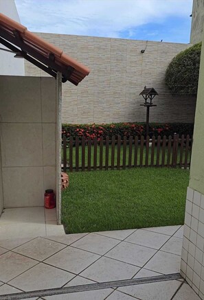 Property grounds - Practical and cozy house in Vila Velha (2 guests) (Vila Velha)